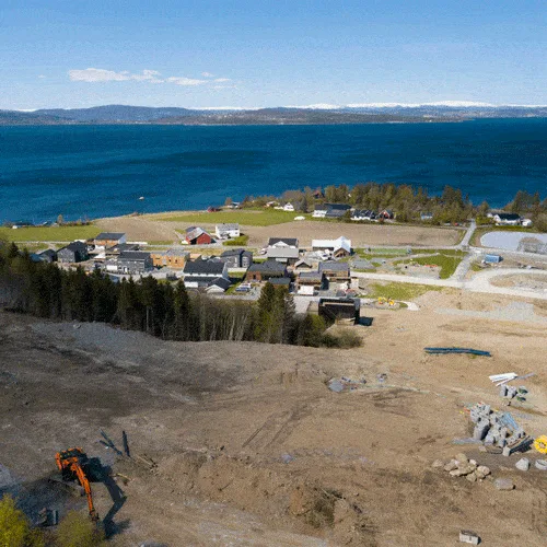Bilde over det nye tomteområdet Kjønstadmarka som bygges i Levanger i Trøndelag. Det får moderne hus, er familievennlig og ligger ved sjøen.