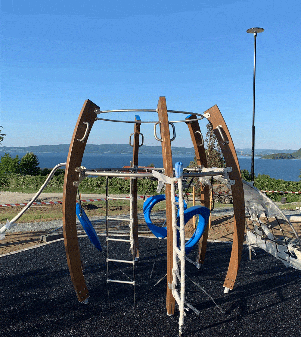 Klatrestativ på en ny og moderne lekeplass i det nye tomteområdet Kjønstadmarka i Levanger i Trøndelag.