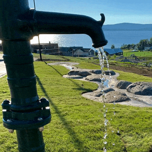 Vannpumpe med rent drikkevann i det nue tomteområdet Kjønstadmarka i Levanger kommune i Trøndelag.