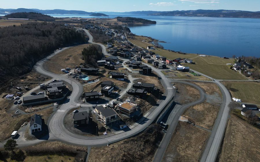 Det nye boligfeltet i Levanger kommune, Kjønstadmarka, med nye moderne hus.