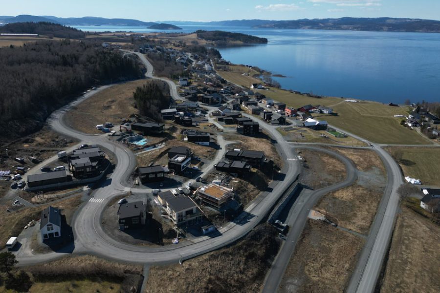 Det nye boligfeltet i Levanger kommune, Kjønstadmarka, med nye moderne hus.